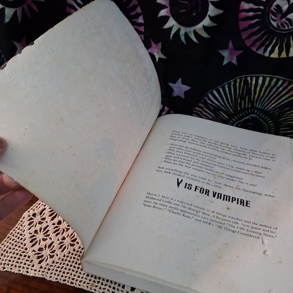 Pair Of Vampire Books Pictures And Lore David J. Skal And Michelle Belanger Used - Picture 3 of 16